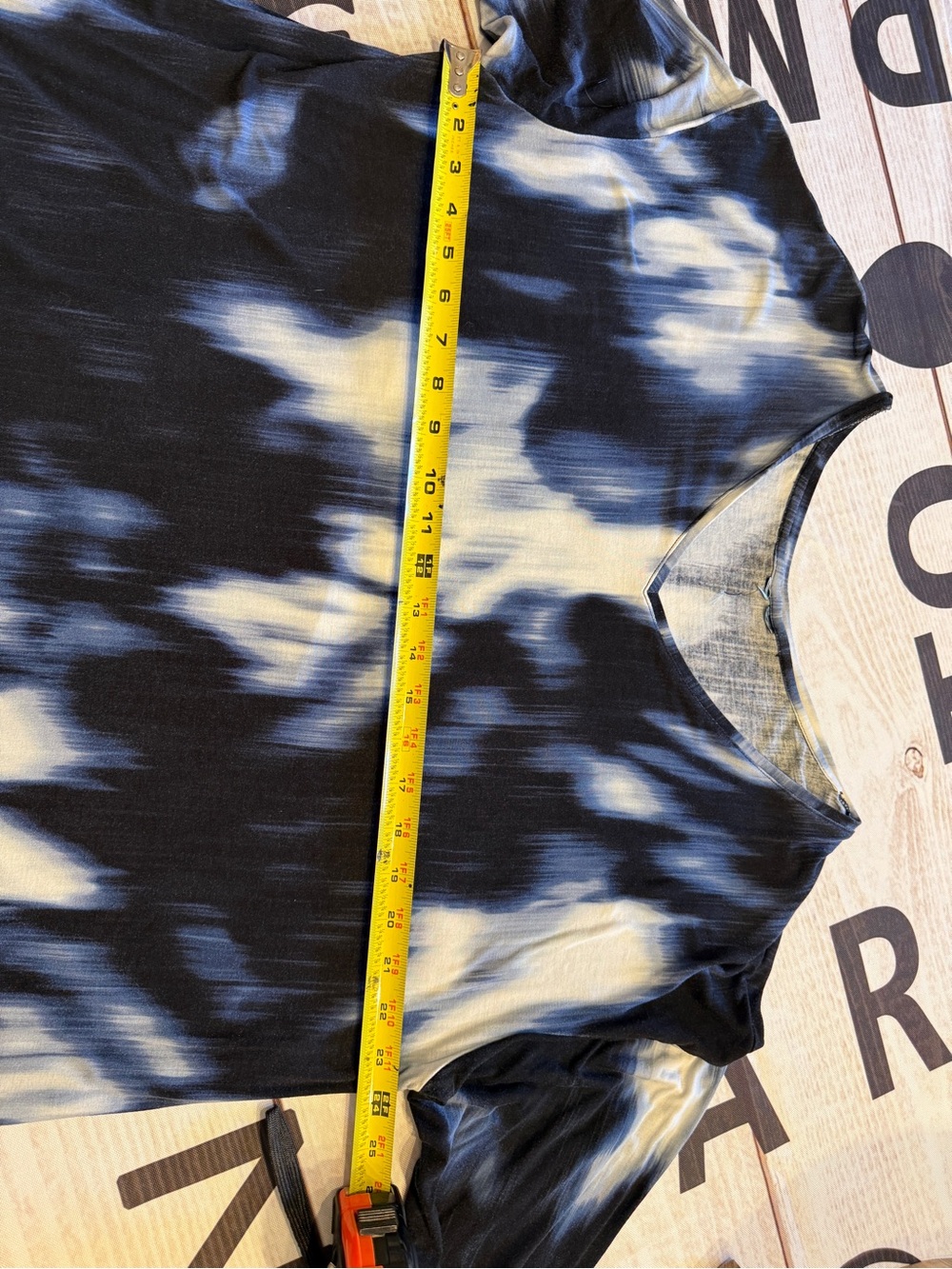 Relaxed V-Neck Short Sleeve Tie-Dye Top in Navy and White - Picture 4 of 6